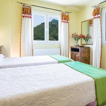 Villa Rachi Sleeps 8 Pool Air Con Wifi *